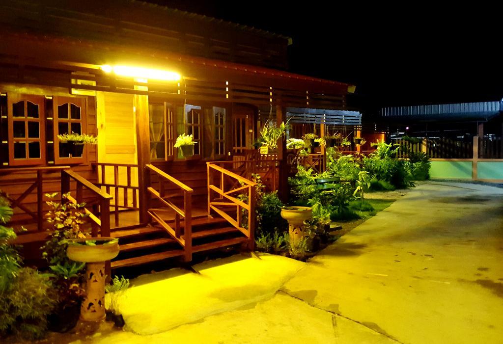 Happy Guesthouse Bungalow Sukhothai Eksteriør billede