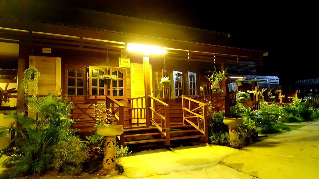 Happy Guesthouse Bungalow Sukhothai Eksteriør billede