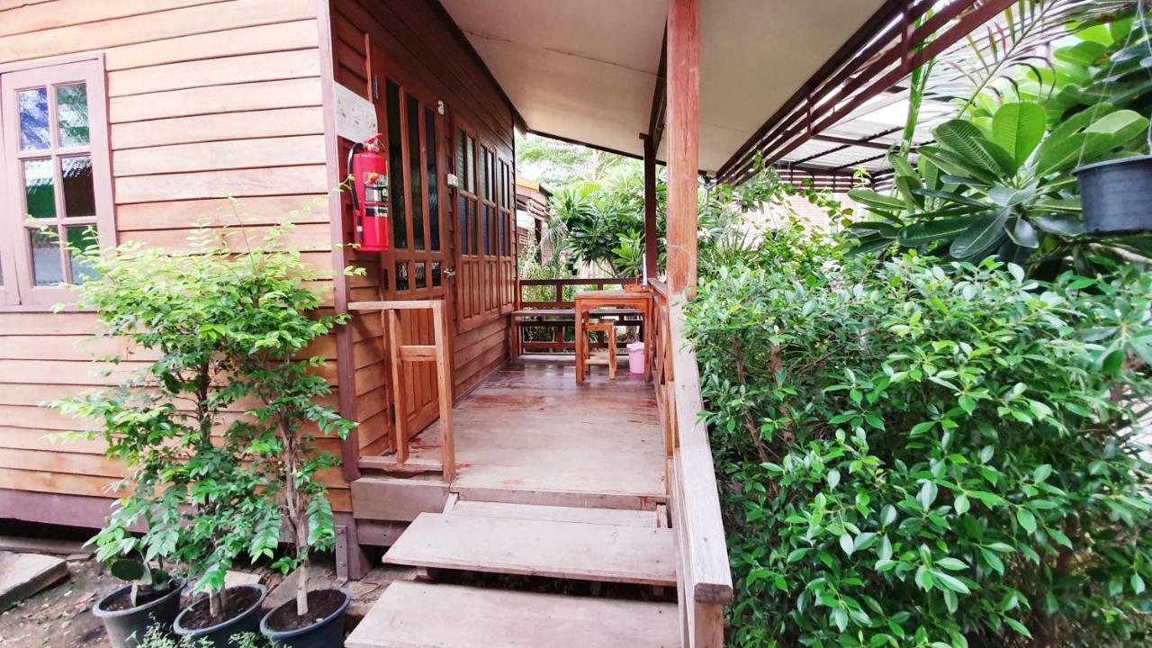 Happy Guesthouse Bungalow Sukhothai Eksteriør billede